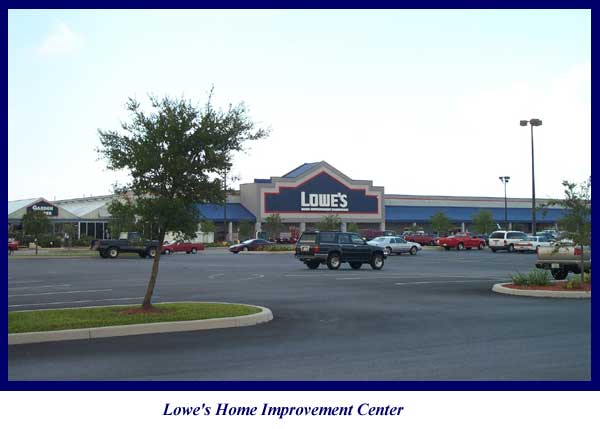 Lowe's building and parking lot pic